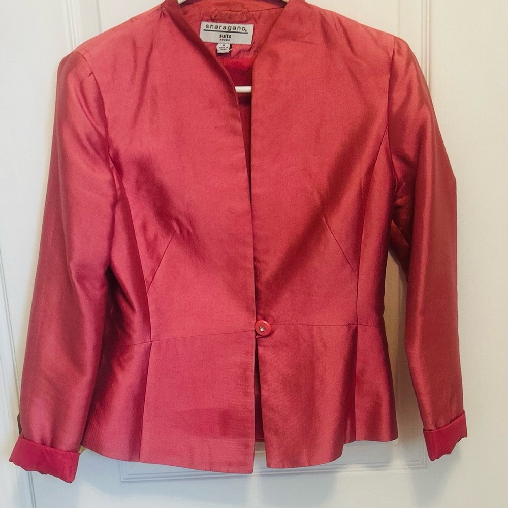 Light pink office jacket with skirt, silk very beautiful. Size 6 small.